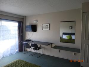 TV a/nebo společenská místnost v ubytování Ambassador Motel