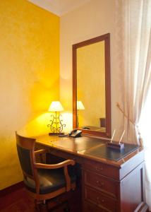 a room with a wooden dresser and a mirror at Manjež Centar in Belgrade