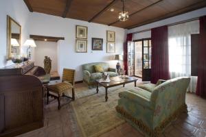 A seating area at Parador de Plasencia
