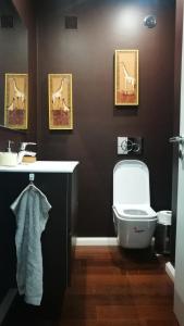 bagno con servizi igienici e quadri di cavalli sul muro di city centre charm apart a Lisbona Altre 16 foto