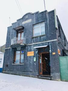 un edificio negro con una ventana y una puerta en Hostal Chalet Las Violetas, en Punta Arenas