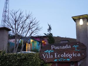 um sinal que lê pueblo virago ecologista em Vila Ecológica Cambará em Cambará
