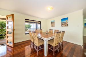 - une salle à manger avec une table et des chaises dans l'établissement Beachfront at Bribie, à Woorim