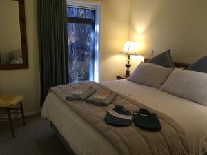 Un pat sau paturi într-o cameră la The Woodsman's Den