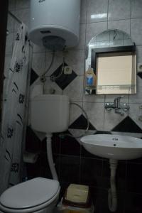 łazienka z toaletą i umywalką w obiekcie Apartments Taneski w Ochrydzie