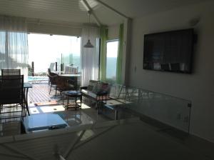 sala de estar con mesa de cristal y sofá en CASA 4QTOS PISCINA PRAIA en Búzios