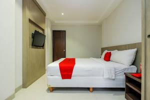 Ein Bett oder Betten in einem Zimmer der Unterkunft RedDoorz Plus @ TB Simatupang
