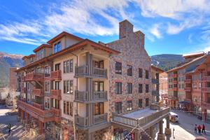 un edificio de apartamentos con gente parada fuera de él en TX312 Taylors Crossing Condo, en Copper Mountain