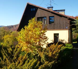 une maison avec un toit en gambrel dans l'établissement Willa Kasztelańska, à Porąbka