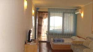 una sala de estar con una cama y un sofá en Admiral Apartments, en Golden Sands