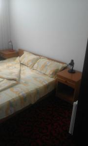 ヴィーナスにあるVila Hipoのベッドルーム1室(ベッド1台、ナイトスタンド、ランプ付)