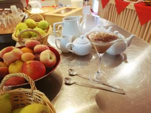 a table with a martini and a bowl of fruit at Hotel San Martino in Cassibile