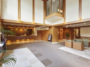 een lobby van een ziekenhuis met een wachtkamer bij Hotel Roco Inn Okinawa in Naha