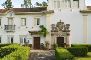 a white house with a gate and bushes at Change The World - Solar de Alvega in Alvega