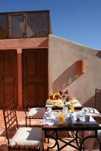un tavolo con cibo sopra in un patio di Riad CHERRATA a Marrakech