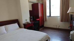 1 dormitorio con 1 cama, vestidor y ventana en Dory Inn en Nangan