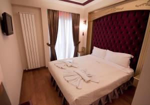 A bed or beds in a room at Hotel Evsen