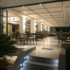 Reštaurácia alebo iné gastronomické zariadenie v ubytovaní Fanari Hotel