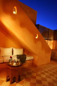 un soggiorno con divano e tavolo di Riad CHERRATA a Marrakech