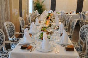 Restoran või mõni muu söögikoht majutusasutuses Manhattan Hotel & Restaurant