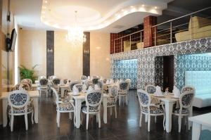 Restoran või mõni muu söögikoht majutusasutuses Manhattan Hotel & Restaurant