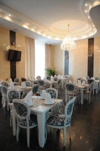 Restoran või mõni muu söögikoht majutusasutuses Manhattan Hotel & Restaurant
