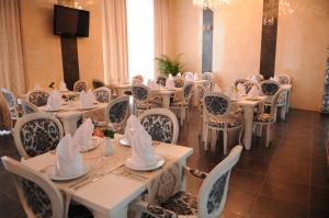 Restoran või mõni muu söögikoht majutusasutuses Manhattan Hotel & Restaurant