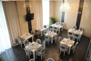 Restoran või mõni muu söögikoht majutusasutuses Manhattan Hotel & Restaurant