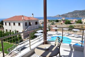 ein Balkon mit Blick auf einen Swimmingpool in der Unterkunft Plytra Mare Hotel in Plitra