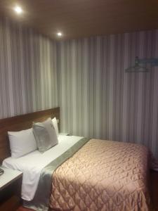 Voodi või voodid majutusasutuse Yung Feng Hotel toas