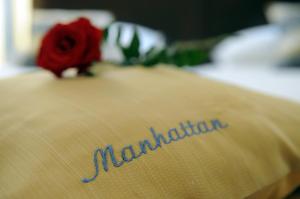 Voodi või voodid majutusasutuse Manhattan Hotel & Restaurant toas