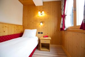 Postel nebo postele na pokoji v ubytování Hotel Funivia