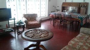 Una sala de estar con mesa de comedor y sillas. en Aeroform Homestay, en Negombo