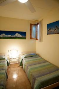 1 dormitorio con 2 camas, mesa y ventana en Apartament Perebep de Linyola en Linyola