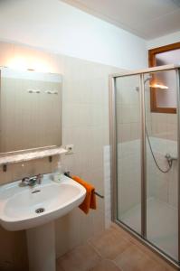 La salle de bains est pourvue d'un lavabo et d'une douche. dans l'établissement Apartament Perebep de Linyola, à Linyola
