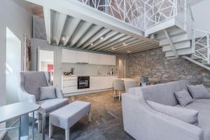 Kuchyňa alebo kuchynka v ubytovaní Alma Lofts + 29 fotografií