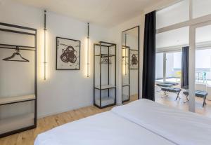 - une chambre avec un lit et une grande fenêtre dans l'établissement Villa Mila Kastela, à Kaštel Novi