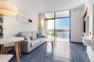 uma sala de estar com um sofá e uma mesa em Hotel Mirador Papagayo by LIVVO em Playa Blanca