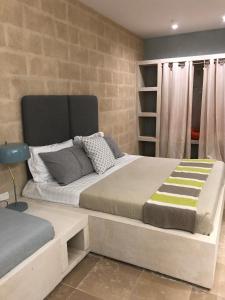 una camera con letto king-size di Bianco Mare Villa a Otranto