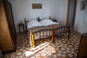 - une chambre avec un lit et 2 oreillers dans l'établissement Vrondos Apartments, à Faneroméni