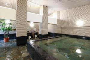 un vestíbulo con piscina en un edificio en Hotel Hokke Club Hiroshima, en Hiroshima