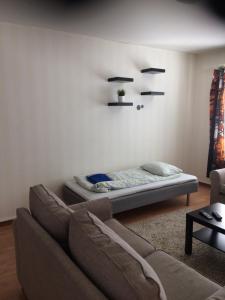 - un salon avec un lit et un canapé dans l'établissement Apartment Vanhatie 44, à Pyhäjoki