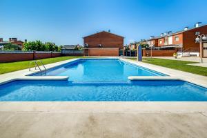 una piscina de agua azul en un patio en Vivalidays Casa Pinell - Palafolls - Costa Barcelona, en Palafolls