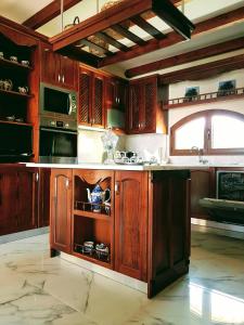 Kuchyň nebo kuchyňský kout v ubytování Onirozo Koroni Private Villa