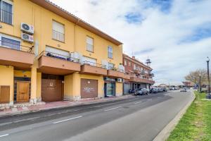 un edificio amarillo al costado de una calle en Vivalidays Elisabet, en Palafolls