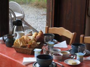 un tavolo con un cesto di pane sopra di Le lac aux fées a Henrichemont