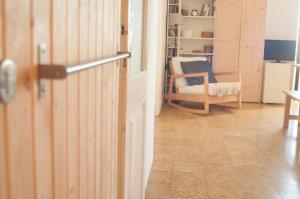 una habitación con una puerta y una silla en una habitación en Apartment E.CO. Home Tarragona en Tarragona