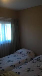 1 dormitorio con cama y ventana en Depto frente a plaza independencia en Mendoza