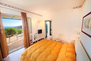 een slaapkamer met een groot bed en een balkon bij Poggio dei Gorleri in Diano Marina