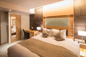 Un pat sau paturi într-o cameră la Kyoto Shinmachi Rokkaku Hotel grandereverie